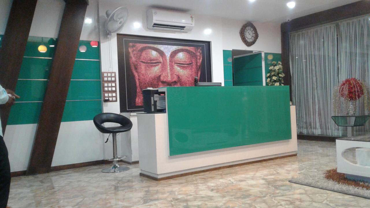 Hotel The Grand Parshwanath Sankeshvar Ngoại thất bức ảnh