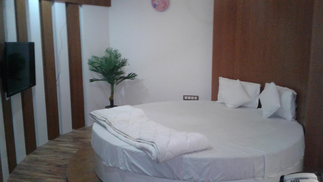 Hotel The Grand Parshwanath Sankeshvar Ngoại thất bức ảnh