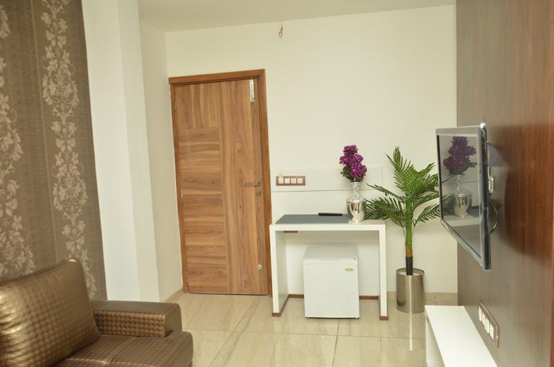 Hotel The Grand Parshwanath Sankeshvar Ngoại thất bức ảnh