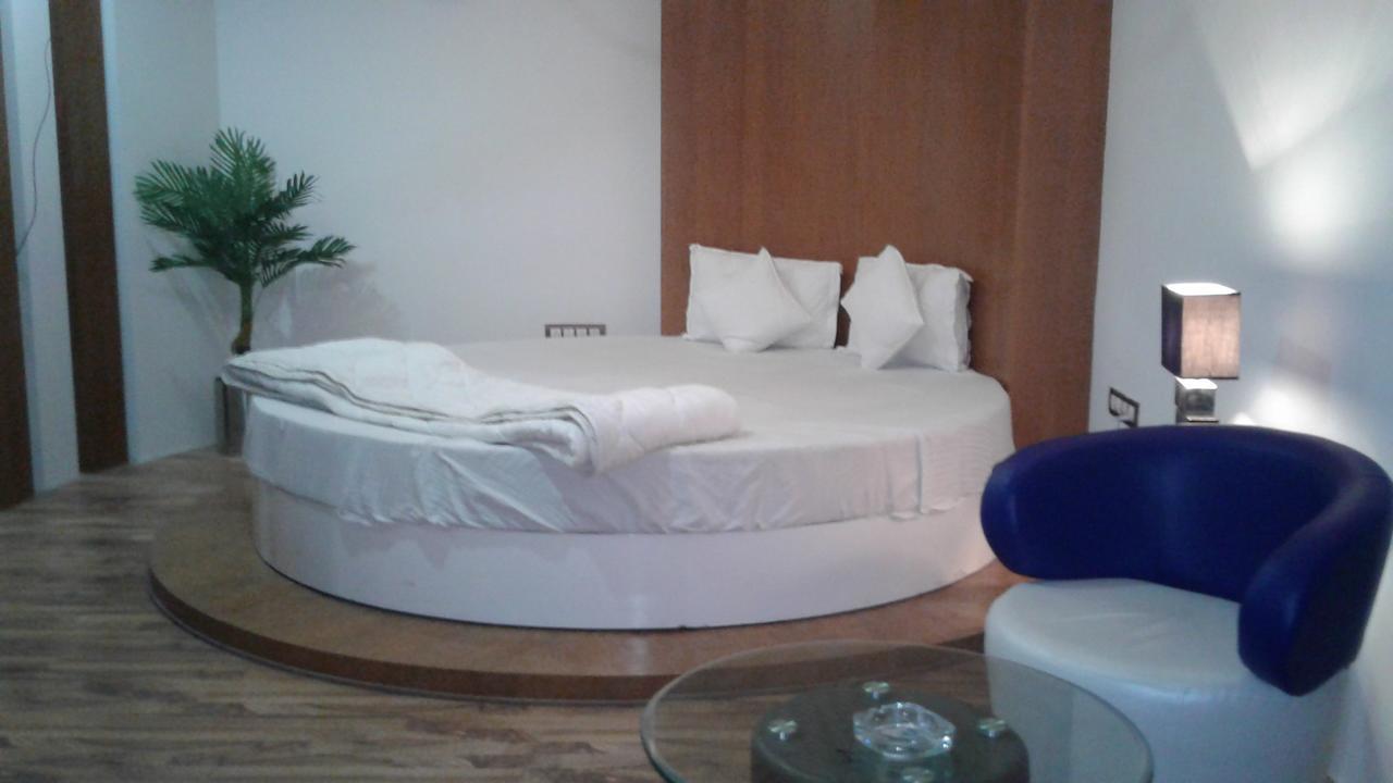 Hotel The Grand Parshwanath Sankeshvar Ngoại thất bức ảnh