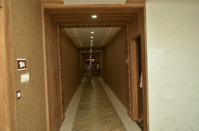 Hotel The Grand Parshwanath Sankeshvar Ngoại thất bức ảnh