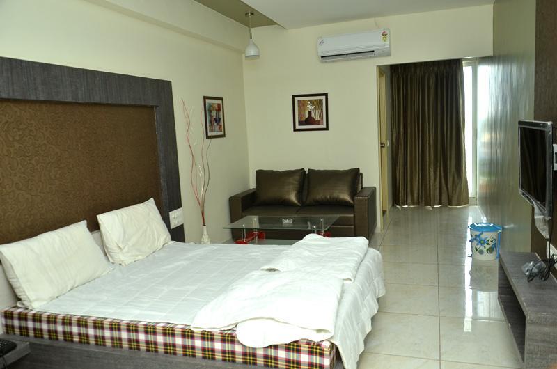 Hotel The Grand Parshwanath Sankeshvar Ngoại thất bức ảnh